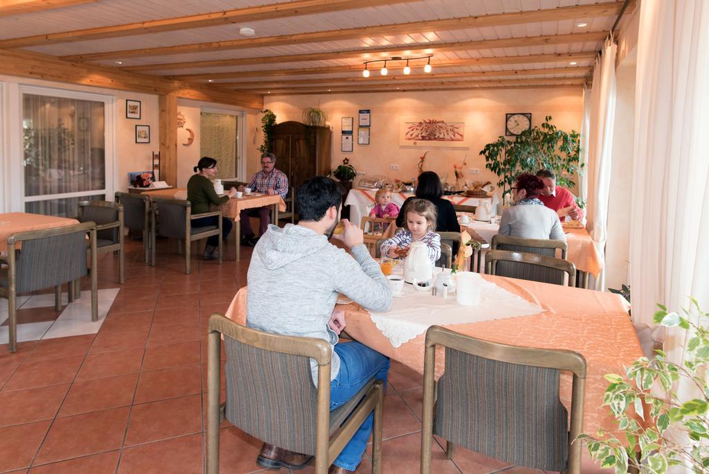 Gaestehaus Hauser รูสท์ ภายนอก รูปภาพ